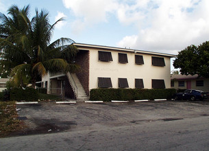 1353 Holly Heights Dr in Fort Lauderdale, FL - Building Photo - Building Photo