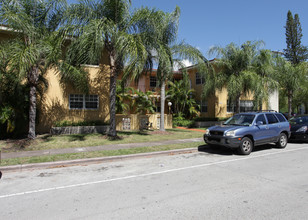 301 Madeira Ave in Coral Gables, FL - Foto de edificio - Building Photo