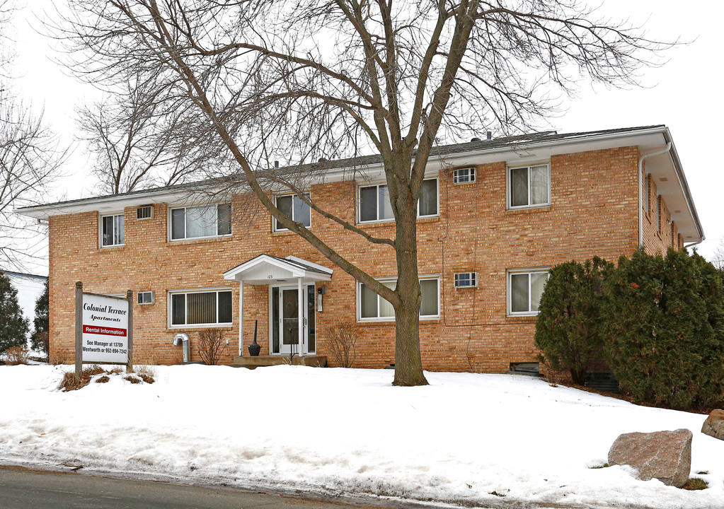 Colonial Terrace Apartment in Burnsville, MN - Foto de edificio