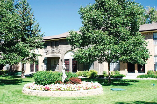 Adrienne Townhomes & Apartments in Lakewood, CO - Foto de edificio - Building Photo