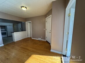 2827 Polk St NE in Minneapolis, MN - Building Photo - Building Photo