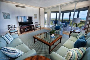 8990 Bay Colony Dr in Naples, FL - Building Photo