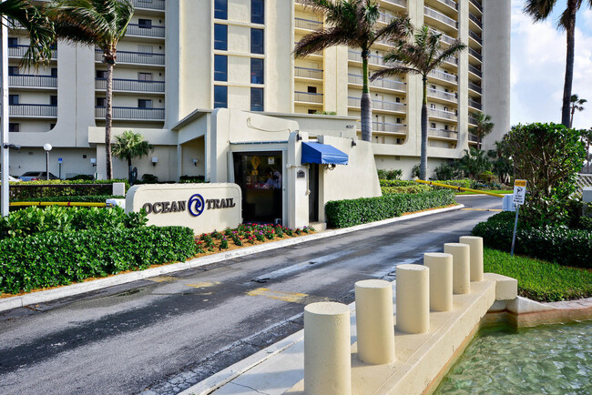 300 Ocean Trail Way in Jupiter, FL - Foto de edificio - Building Photo