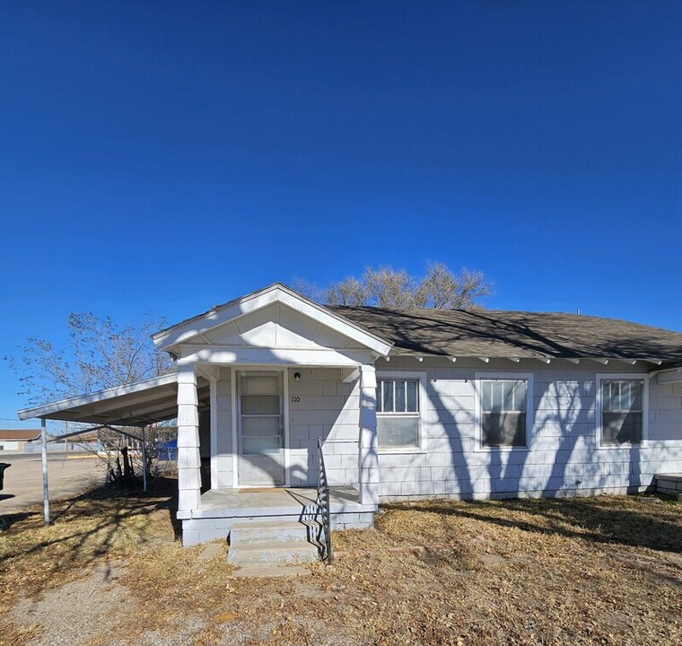 110 E 6th Ave in South Hutchinson, KS - Foto de edificio
