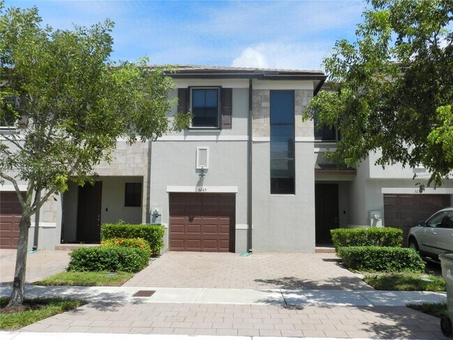 3265 W 100th Terrace in Hialeah, FL - Building Photo - Building Photo