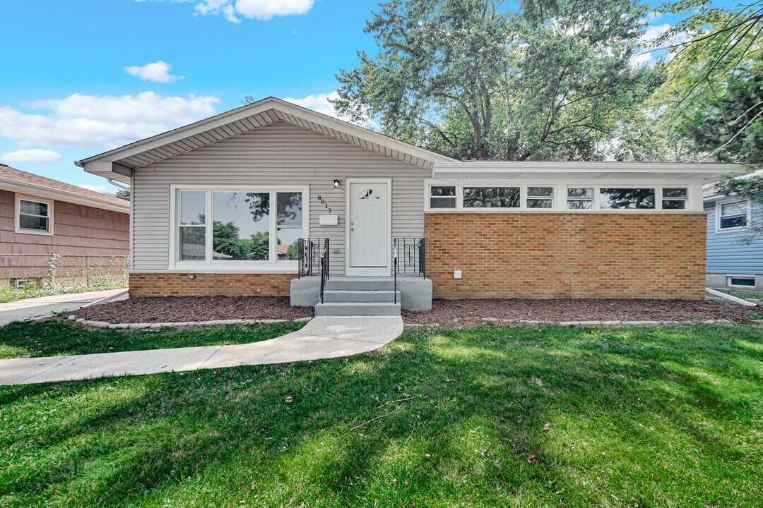 8013 Monaldi Dr in Munster, IN - Building Photo