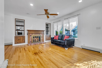 17 Johnston St in Ocean Township, NJ - Foto de edificio - Building Photo