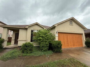 1722 E Mesa Park Dr in Round Rock, TX - Building Photo - Building Photo