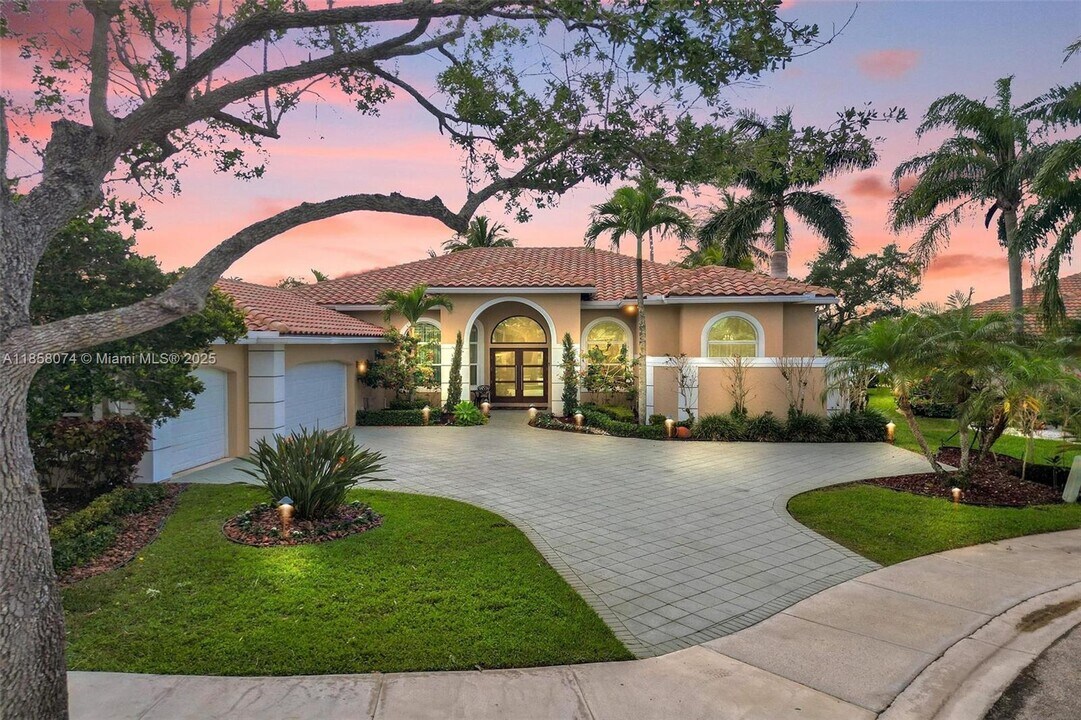 2715 Edgewater Ct in Weston, FL - Building Photo