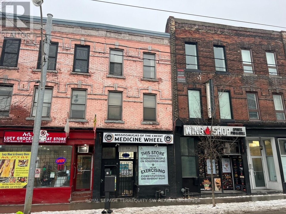 213-213 Queen St E in Toronto, ON - Building Photo