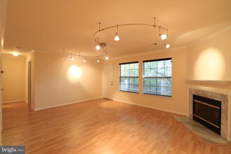 5700 Chapman Mill Dr-Unit -300 in North Bethesda, MD - Foto de edificio - Building Photo