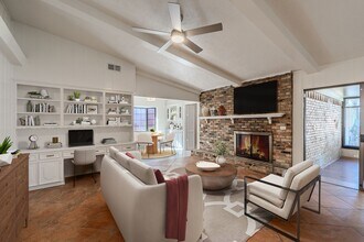 3325 Shady Hollow Ln in Dallas, TX - Building Photo - Building Photo