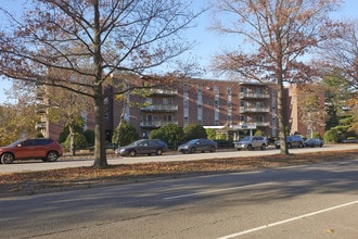 605 Truman Hwy in Hyde Park, MA - Foto de edificio - Building Photo