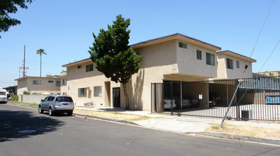 13458 Vanowen St in Van Nuys, CA - Foto de edificio - Building Photo