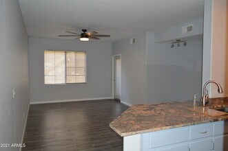5302 E Van Buren St, Unit 1043 in Phoenix, AZ - Building Photo - Building Photo