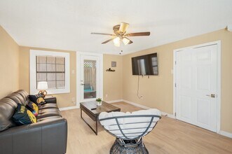 1015 9th St, Unit B in Galveston, TX - Building Photo - Building Photo