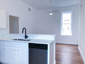 110 E Market St in Lockhart, TX - Foto de edificio - Building Photo