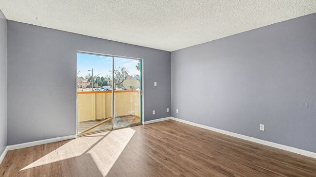 10211 Ura Ln, Unit 204 in Denver, CO - Foto de edificio - Building Photo