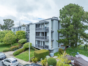 Mariners Condominium in San Mateo, CA - Foto de edificio - Building Photo