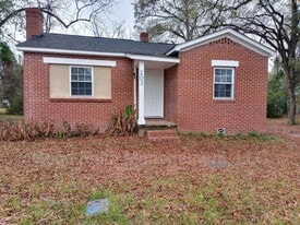 203 E 11th St in Waynesboro, GA - Building Photo