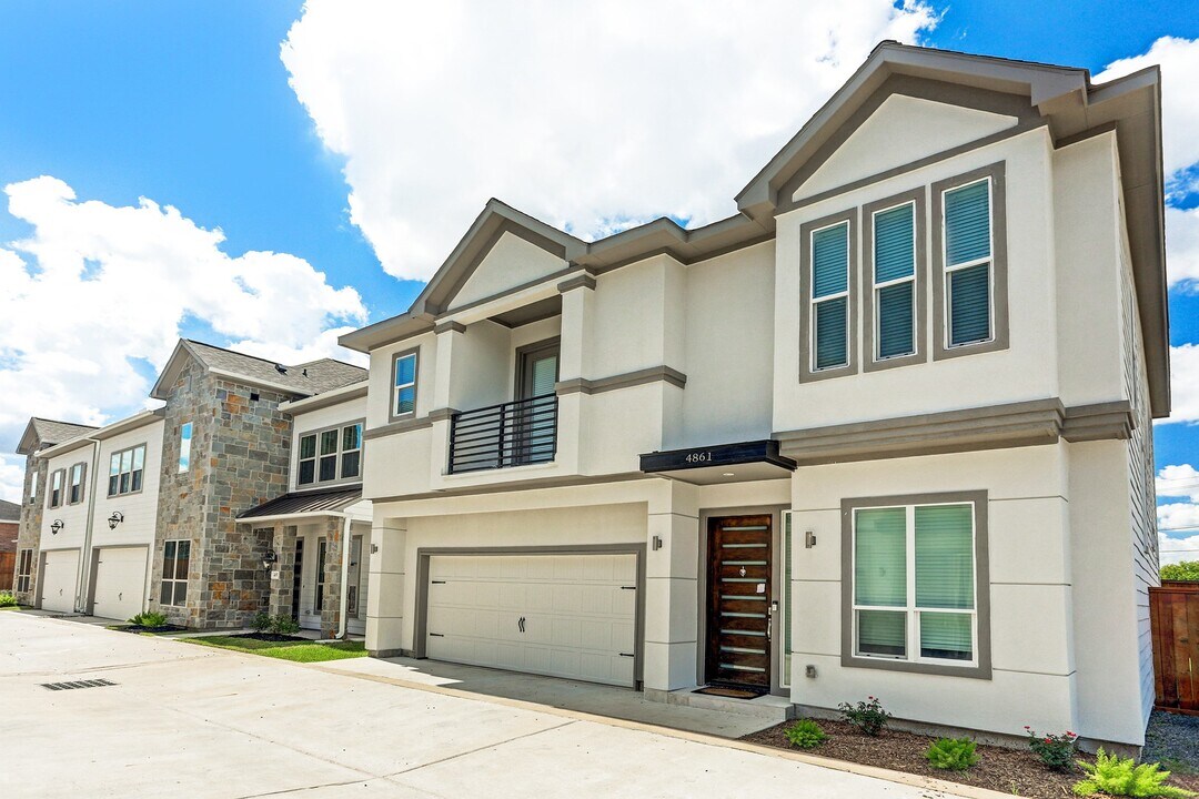 4861 Benning Dr in Houston, TX - Building Photo