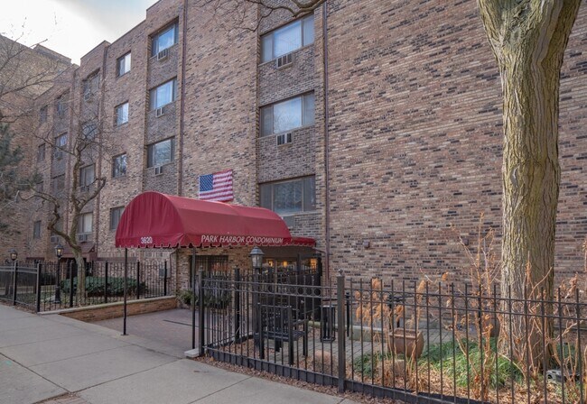 3620 N Pine Grove Ave in Chicago, IL - Building Photo - Building Photo