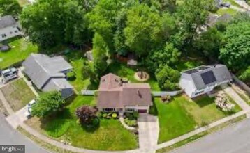 534 Greenbriar Dr in Monroe, NJ - Foto de edificio - Building Photo