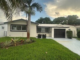 526 S Rainbow Dr in Hollywood, FL - Building Photo