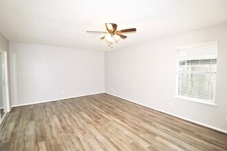 2126 Highland Hills Dr in Sugar Land, TX - Building Photo - Building Photo