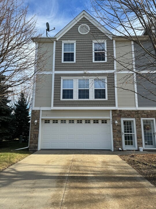 389 NE Sandalwood in Waukee, IA - Building Photo