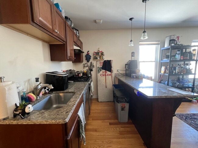 23 Weitz St, Unit 2 in Boston, MA - Foto de edificio - Building Photo