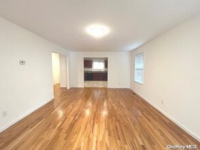 19 Marwood Rd N-Unit -A in Port Washington, NY - Building Photo - Building Photo