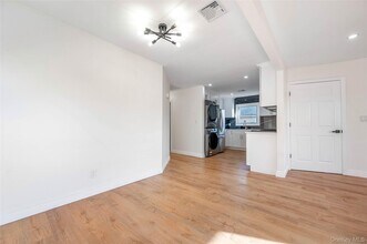 50 Mahland Pl in Oceanside, NY - Foto de edificio - Building Photo