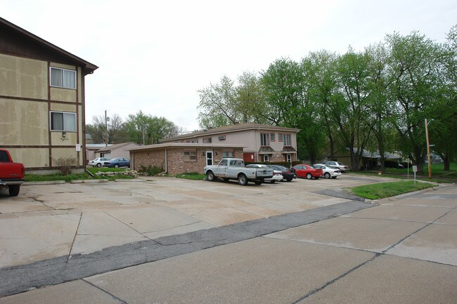 Willow Wood Apartments in Bellevue, NE - Foto de edificio - Building Photo