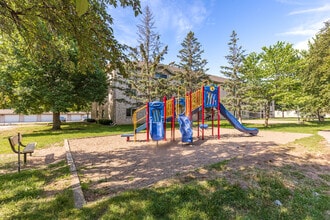 Woodland Park Apartments in Anoka, MN - Foto de edificio - Building Photo