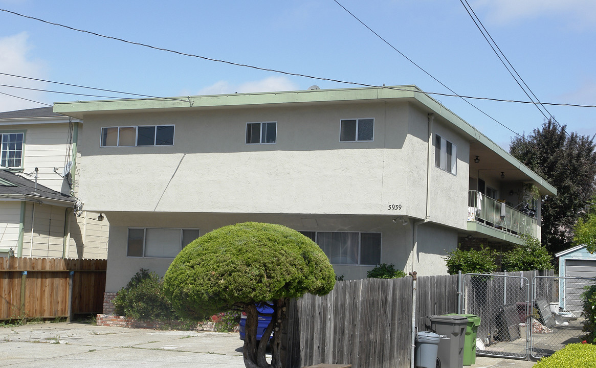 3939 Midvale Ave in Oakland, CA - Building Photo