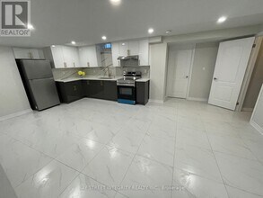 36 Sunnyside Hill Rd in Markham, ON - Building Photo - Building Photo