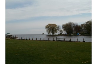 Island View Apartments in Oshkosh, WI - Foto de edificio - Building Photo