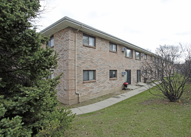 River Heights Apartments in West Allis, WI - Building Photo - Building Photo