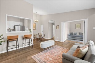 2001 Bering Dr in Houston, TX - Building Photo