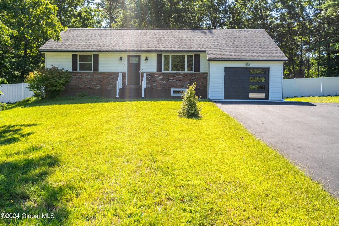 5 Sleepy Ct in Ballston Spa, NY - Building Photo