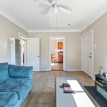 2033 Cedar Ave in Long Beach, CA - Building Photo - Interior Photo