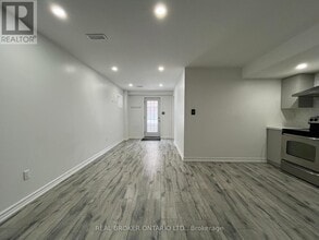 7 Robert Green Crescent in Vaughan, ON - Building Photo - Building Photo