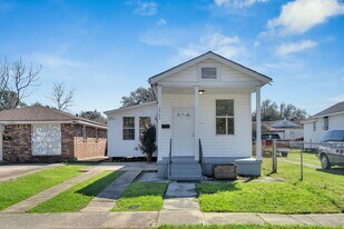 2560 Gladiolus St in New Orleans, LA - Building Photo