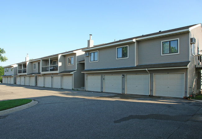 Valley Way Village Apartments in Apple Valley, MN - Foto de edificio - Building Photo