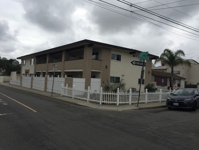 property at 2422 Huntington Ln