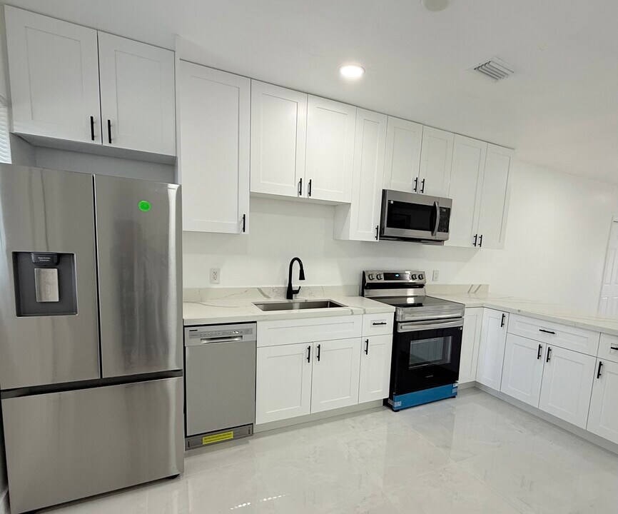 209 NW 10th St, Unit 4 in Hallandale Beach, FL - Foto de edificio