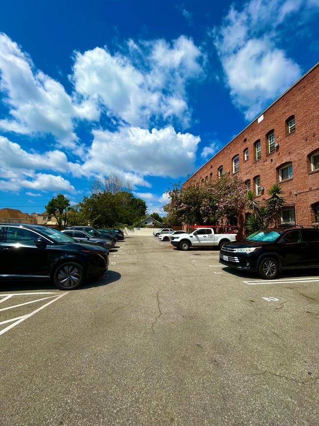 1411 Toberman St, Unit 208 in Los Angeles, CA - Building Photo - Building Photo