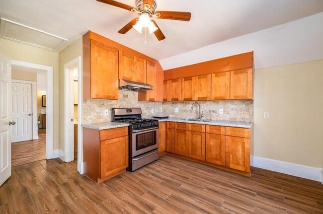 312 W Main St, Unit 3 in Turlock, CA - Foto de edificio - Building Photo