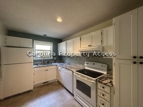 213 Cedarwood Ln in Carrboro, NC - Building Photo - Building Photo